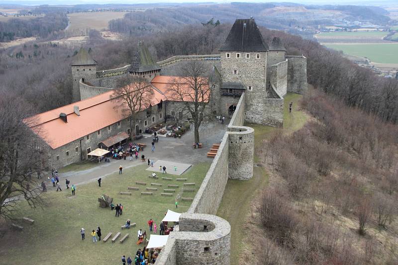 Techniky zdobení kraslic, umění košíkářství nebo kovářů - nejen to nabízí velikonoční Helfštýn. Tradiční jarmark s doprovodným programem začal na Velký pátek a potrvá až do Velikonočního pondělí.