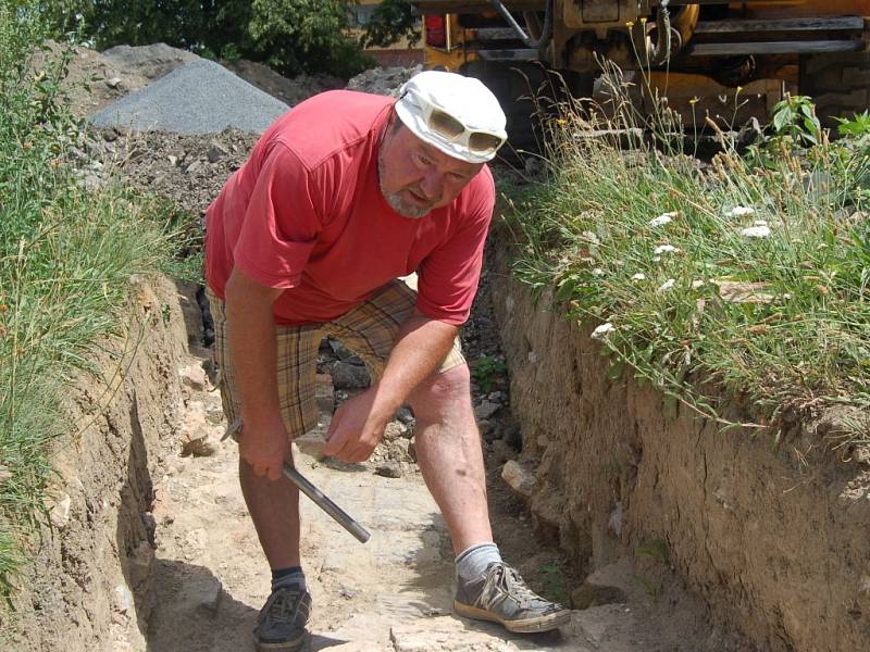 Přerovští archeologové odkrývají v ulici Na Marku středověký barbakán – fortifikační prvek, který měl chránit město