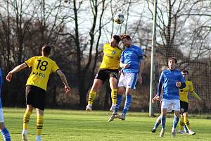 Fotbalisté Brodku u Přerova (v modrém) proti TJ Jiskra Rapotín (4:0).