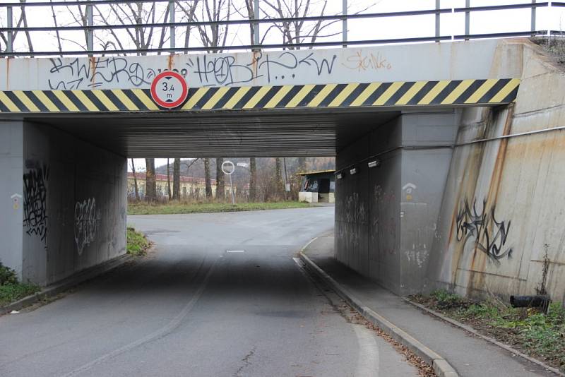 Podjezd a autobusová zastávka v Lýskách