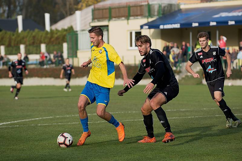 Fotbalisté Kozlovice (ve žlutém) doma porazili 1. HFK Olomouc 4:0.