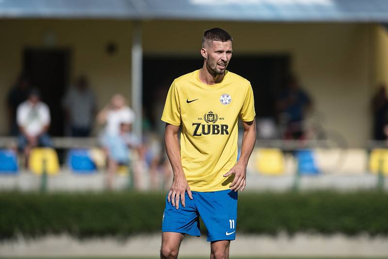 Fotbalisté FK Kozlovice (ve žlutém) proti SFK ELKO Holešov. Adam Galetka