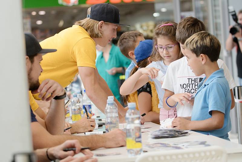 Hokejisté HC Zubr Přerov při autogramiádě v OC Galerie Přerov