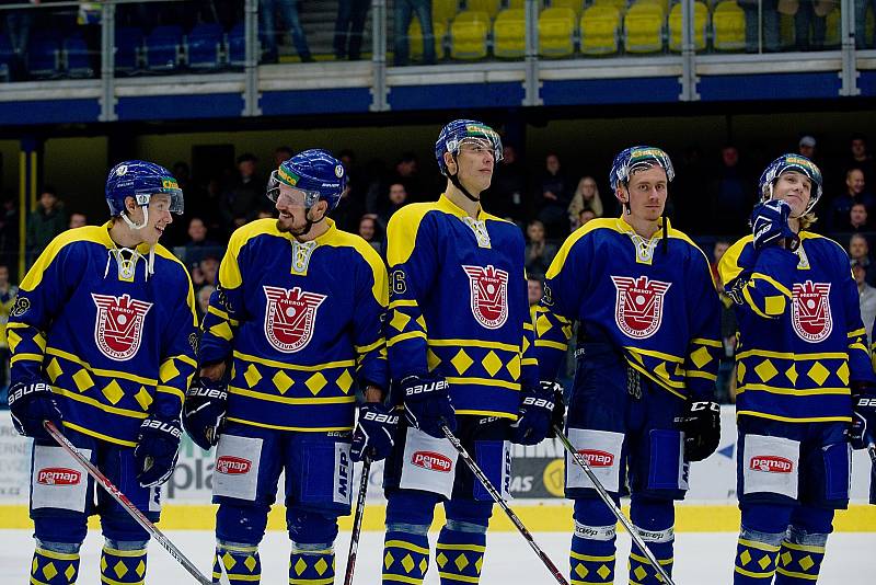 Hokejisté HC Zubr Přerov nastoupili do utkání s Kladnem ve speciálních retro dresech připomínajících 90 let od založení prvního hokejového oddílu ve městě a slavnou éru pod názvem TJ Lokomotiva Meochema.