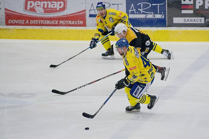 Hokejisté Přerova (ve žlutém) sestřelili Kadaň 8:2. Foto: Deník/Jan Pořízek