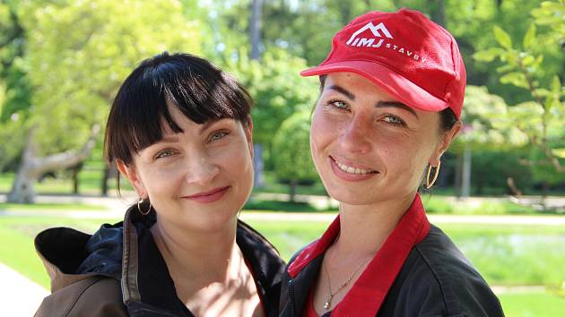 U Technických služeb města Přerova našly práci dvě mladé ženy z Ukrajiny - Anna Zalevskaja (na snímku vpravo) a Inna Červenkova.
