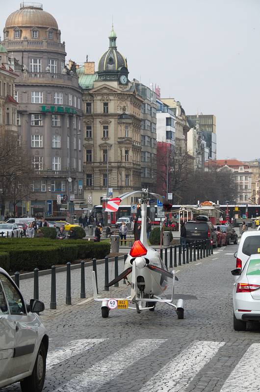 O rozruch se postaral v centru Prahy autovírník, který zaparkoval přímo na Václavském náměstí. Stroj pilotoval Pavel Březina.