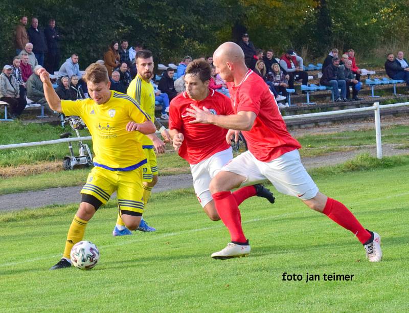 Fotbalisté Šternberka (ve žlutém) vyhráli v Brodku u Přerova 2:1. David Kuba