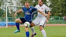 Fotbalisté 1. FC Viktorie Přerov (v modrém) proti Medlovu (2:1)