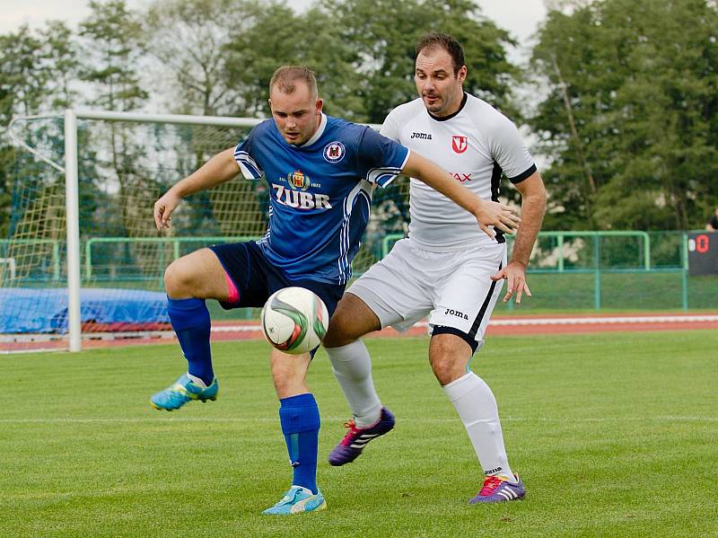 Fotbalisté 1. FC Viktorie Přerov (v modrém) proti Medlovu (2:1)