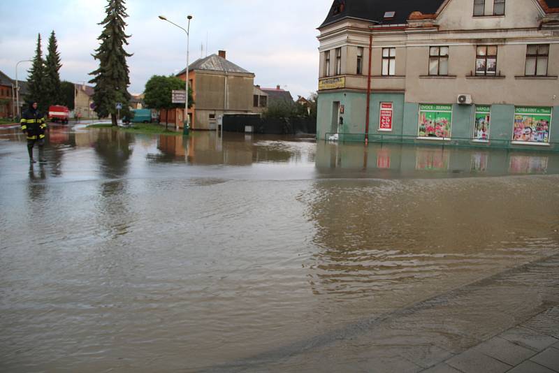 Voda z Olešnice zaplavila v noci na čtvrtek 15. října 2020 několik ulic v Brodku u Přerova. Pod vodou se ocitlo asi dvacet domů a hasiči odčerpávali laguny, které se zde vytvořily.