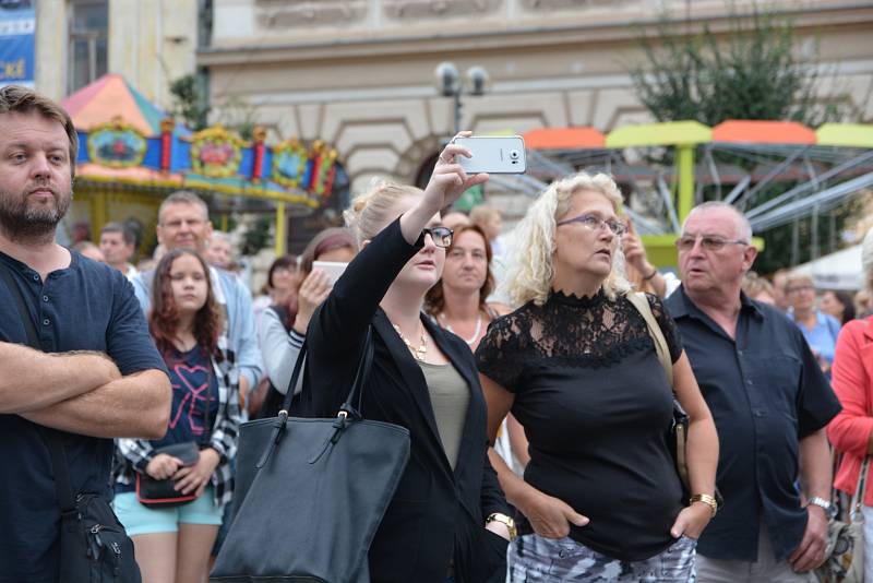 V neděli to na pódiu rozparádila známá česká kapela Buty se zpěvákem, kytaristou a skladatelem Radkem Pastrňákem. Skupina zahrála všechny své známé hity jako František, Krtek nebo Nad stádem koní.