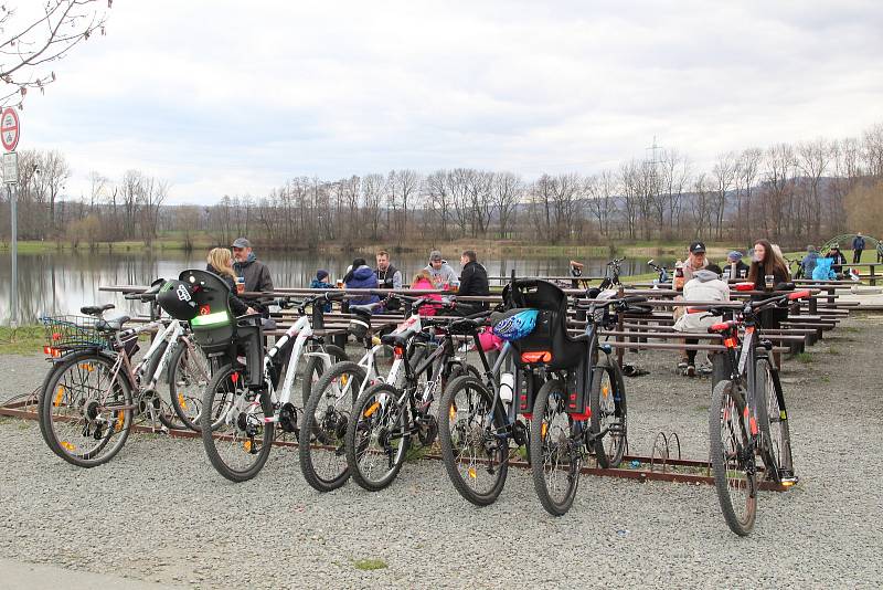 Osecký "Jadran" se stal oblíbenou zastávkou cyklistů, bruslařů i pěších, kteří vyrazili o velikonočních svátcích do přírody.