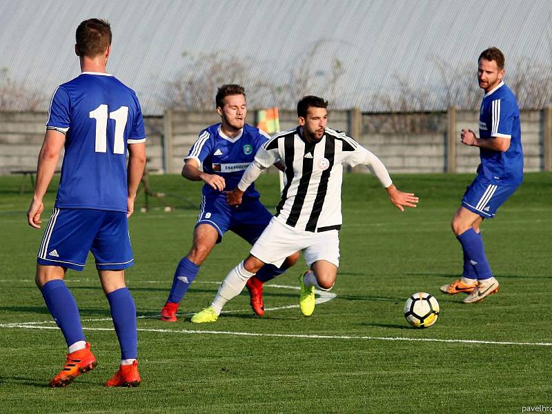 Fotbalisté Želatovic (v pruhovaném) v derby s Tatranem Všechovice. Foto: Pavel Hrdlička