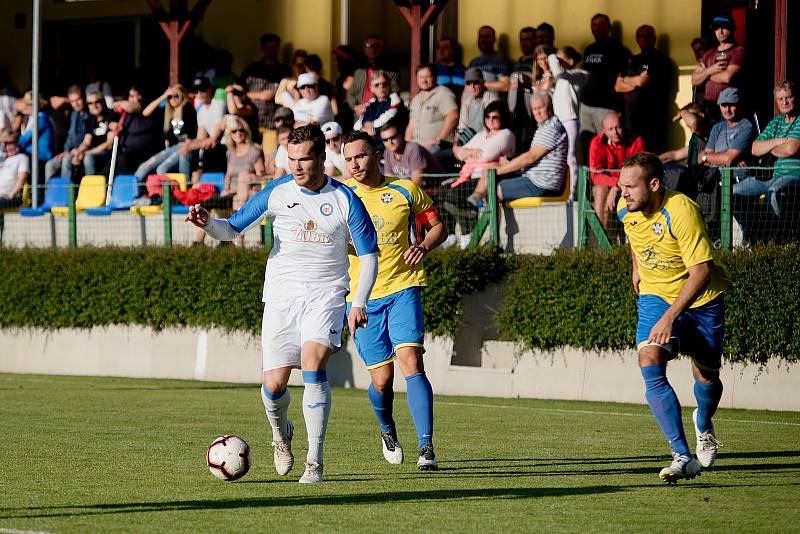 Fotbalisté FK Kozlovice (ve žlutém) proti 1. FC Viktorie Přerov