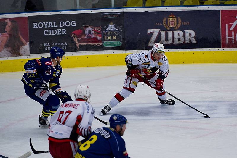 Hokejisté Přerova (v modrém) porazili v domácím derby Prostějov 4:3 po samostatných nájezdech