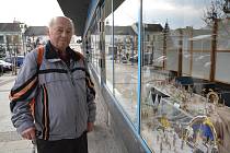 Stanislav Dostál z Přerova (na snímku) vlastní unikátní sbírku betlémů. Výstavu mohou obdivovat lidé ve výlohách budovy bývalého Emosu na Masarykově náměstí.