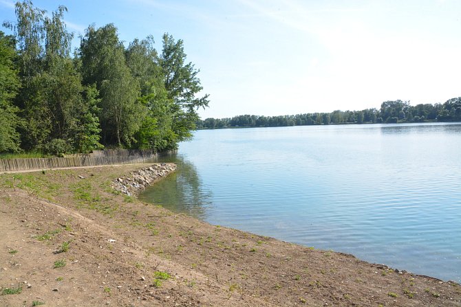 Tovačovská riviéra, která vznikla úpravou břehů Annínského jezera, se letos rozšířila.