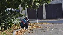 „Malebné“ okolí ulice Velké Novosady. Skupinky povalujících se pobudů pod okny panelového domu, jejich odpadky a jeden z četných konfliktů.