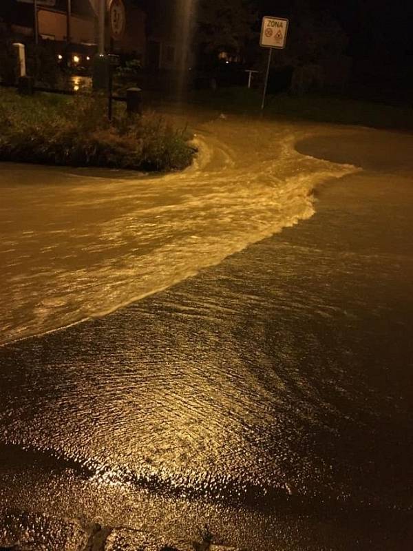 V Brodku u Přerova voda zatopila část obce, 15. října 2020