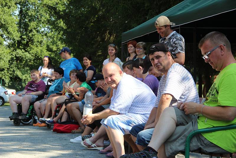 Klienti se zdravotním postižením tráví prázdniny na dětském táboře v Čekyni