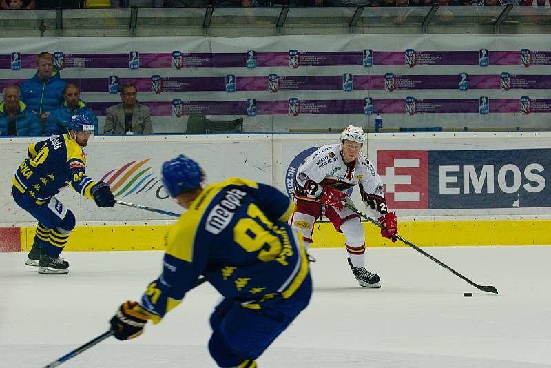Přerovští hokejisté porazili v derby Prostějov (v bílém) 2:0