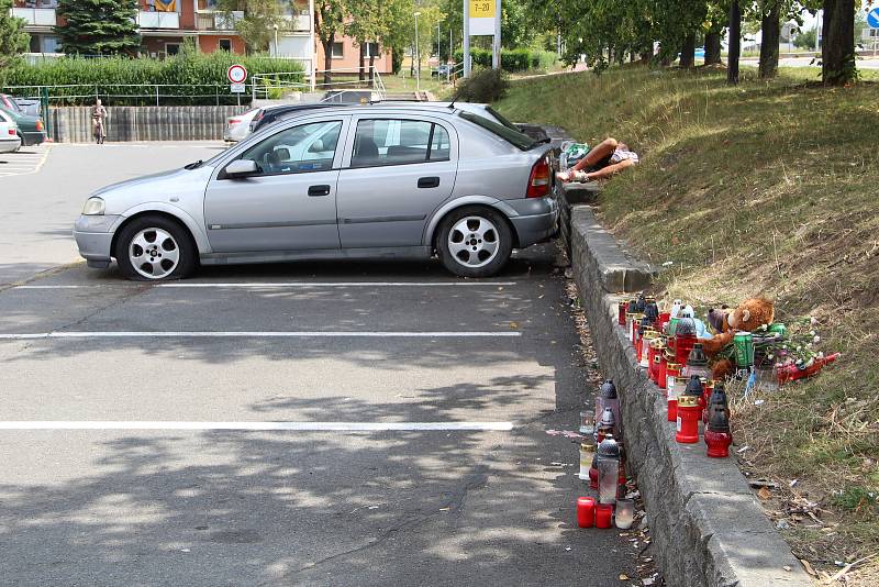 I v pondělí přibyly u pietního místa v Želatovské ulici v Přerově, kde byl zavražděn muž, svíčky. Obraz zmaru s pospávajícími asociály přes noc nezmizel.