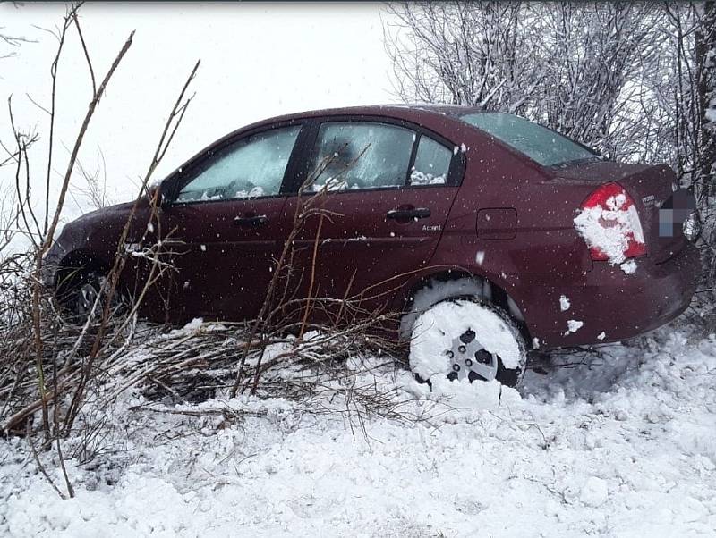 Sněhová nadílka i v neděli potrápila řidiče v Olomouckém kraji. Hasiči zasahovali u bezmála dvou desítek nehod.