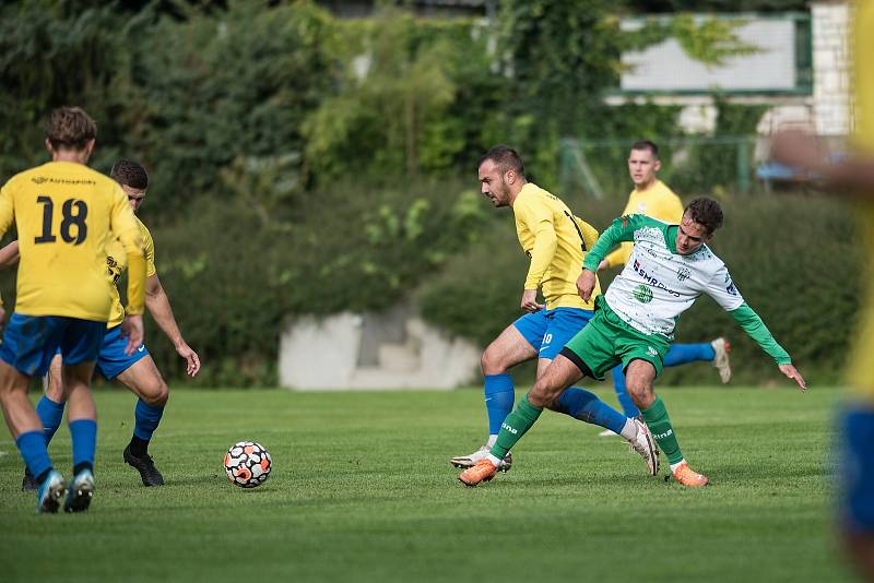 Fotbalisté Kozlovic (ve žlutém) porazili TJ Slovan Bzenec 4:0.