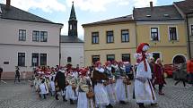 Vhozením smrtky do řeky Bečvy se děti z Folklorního souboru Trávníček rozloučily se zimou. Tradiční vynášení smrtky přilákalo v neděli dopoledne do centra Přerova davy lidí.