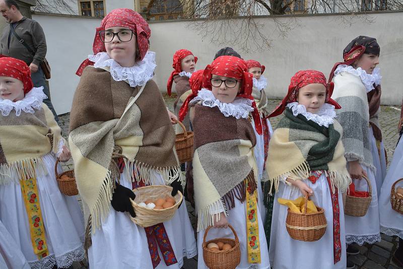 Vhozením smrtky do řeky Bečvy se děti z Folklorního souboru Trávníček rozloučily se zimou. Tradiční vynášení smrtky přilákalo v neděli dopoledne do centra Přerova davy lidí.