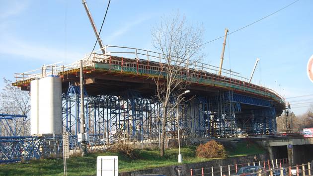 Stavba estakády nad železniční tratí, která je součástí mimoúrovňového křížení v Předmostí - 25. listopadu 2019