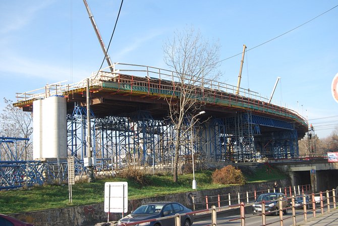 Stavba estakády nad železniční tratí, která je součástí mimoúrovňového křížení v Předmostí - 25. listopadu 2019