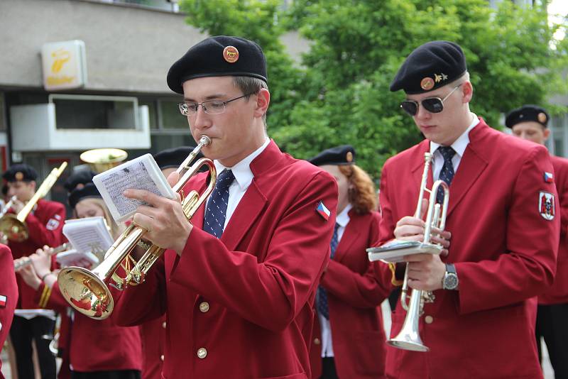 ZUŠ Open: dechový orchestr Haná ZUŠ Bedřicha Kozánka prošel Přerovem, na náměstí posluchačům zahrál na bicí nástroje soubor Drum Kids