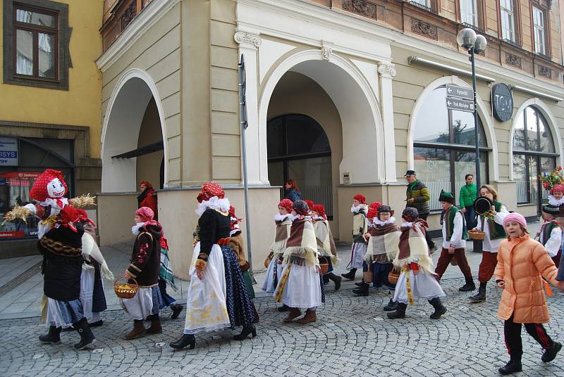 Průvod dětí z folklórního souboru Trávníček vynesl z Přerova zimu a hodil ji do Bečvy