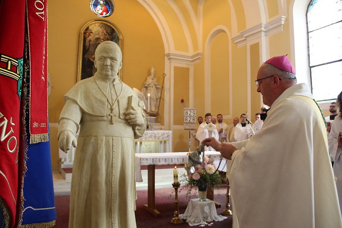 Slavnostní bohoslužba v kostele sv. Františka z Assisi v Beňově - rodišti arcibiskupa Antonína Cyrila Stojana.