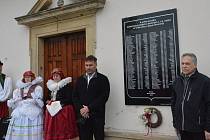 Na hřbitově v Kojetíně odhalili pamětní desku obětem první světové války, 20. dubna 2022