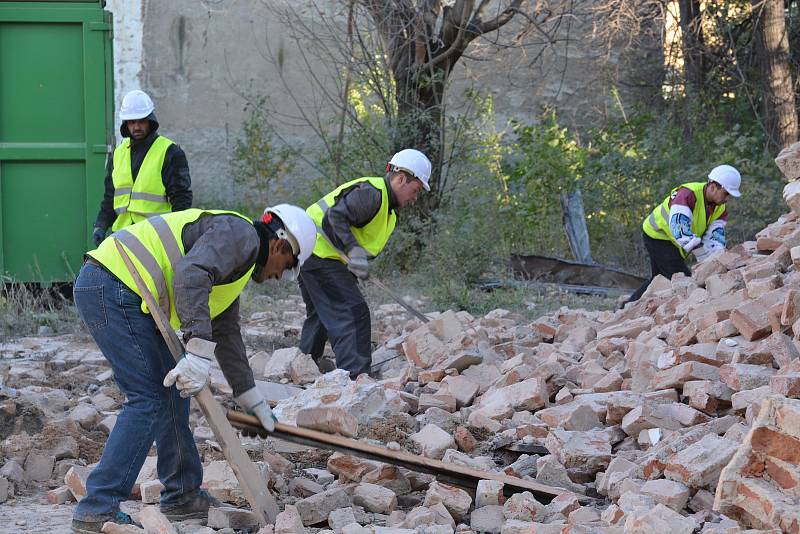 Demolice domů v romském ghettu ve Škodově ulici v Přerově