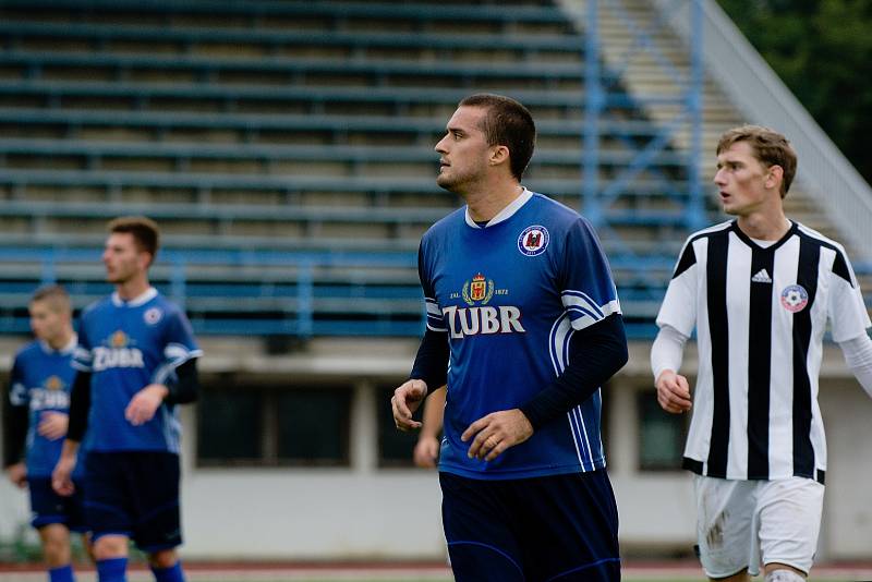 Fotbalisté Přerova (v modrém) v derby proti FC Želatovice (1:0).