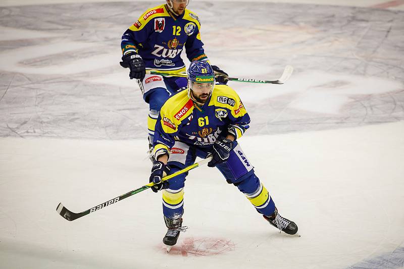 Hokejisté Přerova (v modrém) ve čtvttfinále play-off proti Porubě. Jakub Svoboda