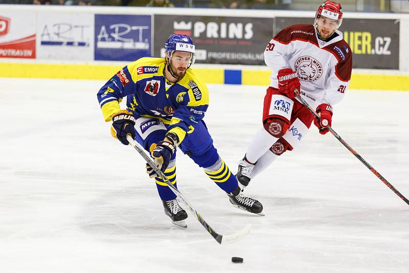 Hokejisté HC Zubr Přerov (v modrém) proti Frýdku-Místku (1:3).