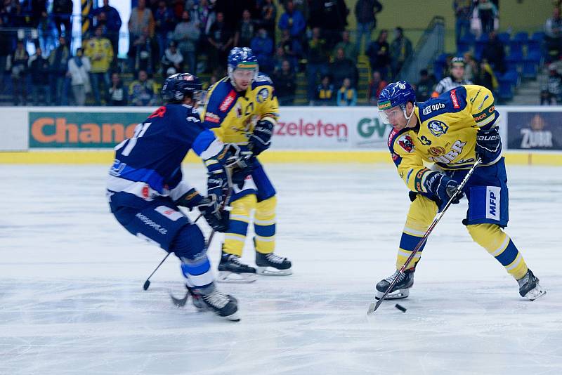 Hokejisté Přerova (ve žlutém) proti Benátkám nad Jizerou (1:0)