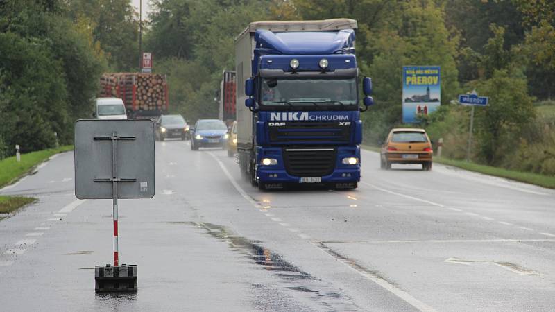 Kvůli stavbě mostu na dálnici D1 mezi Lipníkem a Přerovem je od 25. září 2017 uzavřen hlavní tah  z Přerova na Olomouc, a to v úseku od čerpací stanice MOL k autosalonu