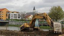 Stavba protipovodňové zídky na nábřeží Edvarda Beneše v Přerově. Konec dubna 2017