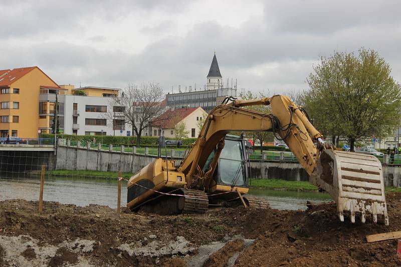 Stavba protipovodňové zídky na nábřeží Edvarda Beneše v Přerově. Konec dubna 2017