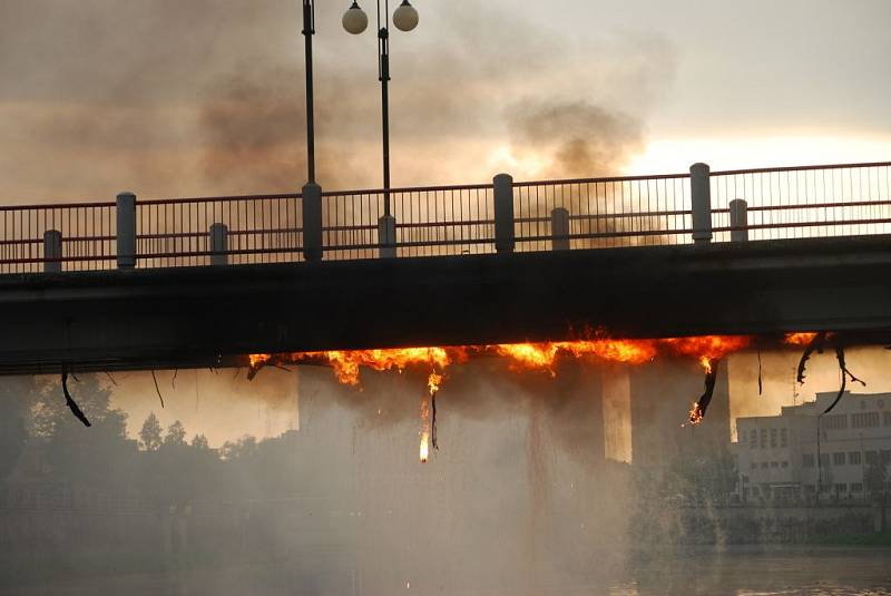 Zásah hasičů, kteří v pátek bojovali s plameny na lávce U Loděnice, trval až do setmění.