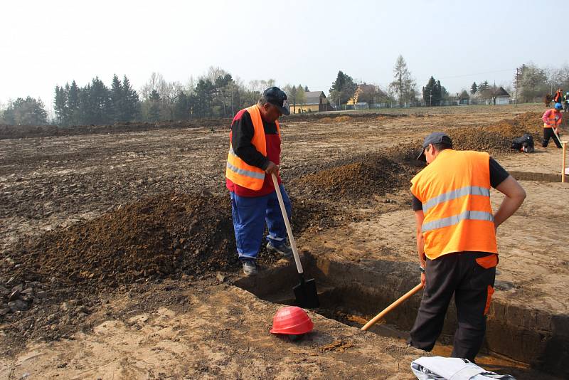 Archeologové začali bádat v místě trasy dálnice D1 mezi Říkovicemi a Přerovem. V současné době probíhá intenzivní výzkum u Dluhonic, intenzivní doklady osídlení ale očekávají badatelé o něco dál - v Předmostí.