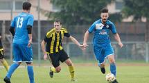 Fotbalisté 1. FC Viktorie Přerov (v modrém) proti FK Nové Sady v přátelském utkání.