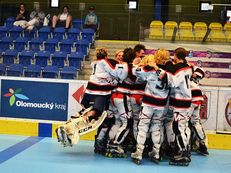 IHC Night Birds Přerov (v bílém) ve finále extraligy porazili IHC Čerti Kladno