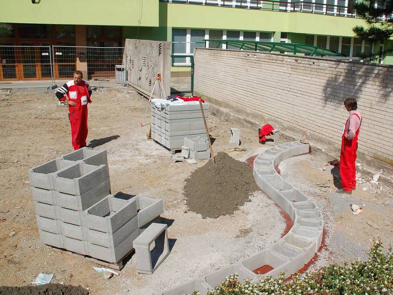 Stavební úpravy před ZŠ Trávník v Přerově